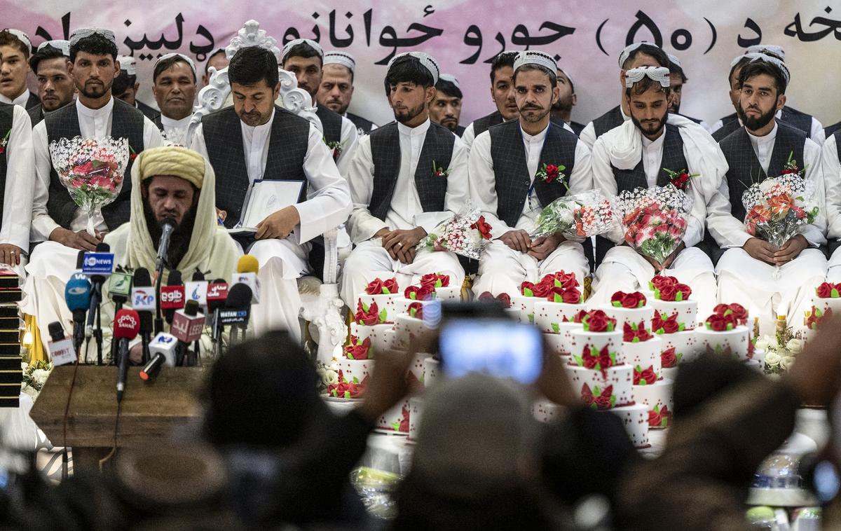 Afganistan, skupne poroke | Fundacija Selab, ki je organizirala dogodek, je vsakemu paru podarila približno 1.450 evrov, kar je v eni najrevnejših držav na svetu ogromen znesek. | Foto Profimedia