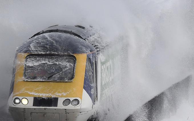 Potniki, ki na tem vlaku dnevno potujejo na delo in v šolo, vožnjo skozi velike valove opisujejo kot precej strašljivo izkušnjo. | Foto: Reuters
