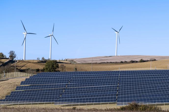Obnovljivi viri energije, sončna elektrarna, vetrna elektrarna, vetrnice, sončne celice | Obnovljivi viri energije počasi, a zanesljivo izpodrivajo premog kot vir proizvodnje električne energije. | Foto Reuters