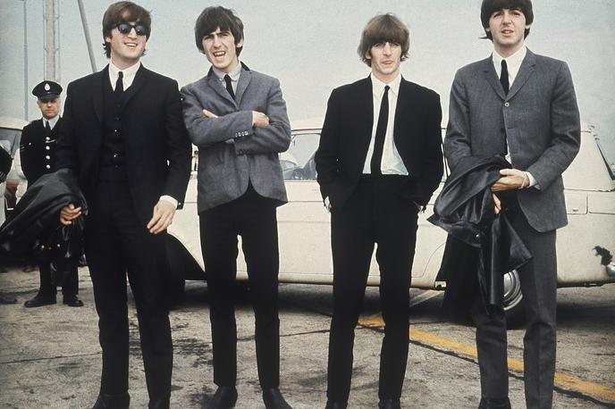 The Beatles | Pesem je v poznih 70. letih minulega stoletja napisal John Lennon. Po njegovem umoru je Lennonova vdova Yoko Ono posnetek izročila preostalim trem bivšim članom skupine: Paulu McCartneyju, Georgeu Harrisonu in Ringu Starru. (Fotografija je nastala 10. julija 1964 na premieri filma A Hard Day's Night.) | Foto Guliverimage