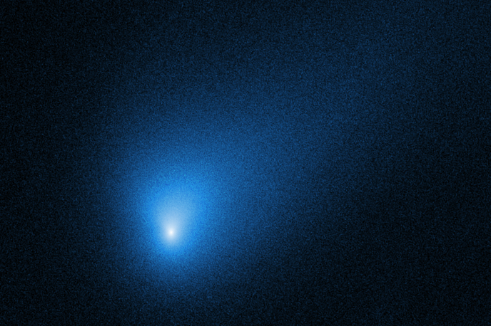 Vesolje | Komet je sestavljen iz ledu in prahu z zelenkasto avro, njegov premer pa je ocenjen na približno en kilometer, je po poročanju AFP pojasnil Nicolas Biver, astrofizik v pariškem observatoriju. | Foto Wikimedia Commons