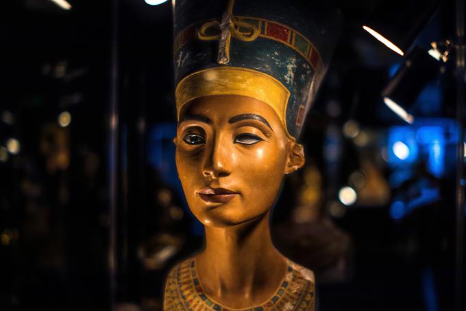 Nefretete je bila glavna žena faraona Ehnatona, ki je izvedel versko revolucijo, v kateri je vero v več bogov zamenjala vera v enega samega boga, boga sonca Atona. | Foto: Shutterstock