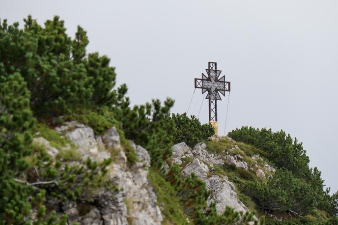 Pristovški Storžič | Na vrhu Pristovškega Storžiča je križ v spomin na koroški plebiscit. | Foto Matej Podgoršek