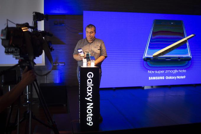 Pametni telefon Samsung Galaxy Note 9 je prva Samsungova poletna novost, ki bo prišla na prodajne police - redna prodaja se bo pravkar začela. Samsung Watch ter tablici Galaxy Tab S4 in A lahko pričakujemo čez približno dober mesec. | Foto: Bojan Puhek