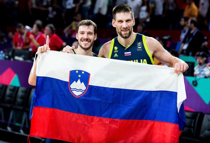 Veselje skupaj s kapetanom Goranom Dragićem ob osvojeni zlati medalji na EuroBasketu v Istanbulu leta 2017 | Foto: Vid Ponikvar