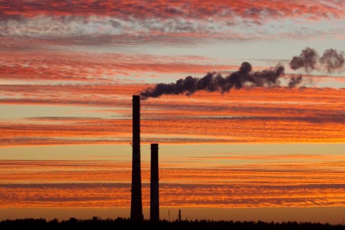 Geoinženiring (ali tudi podnebni inženiring) je resnična veja znanosti, ki se ukvarja z iskanjem tehnoloških rešitev za zajezitev podnebnih sprememb, med predlaganimi metodami pa je tudi vnos kemikalij v atmosfero. | Foto: Reuters