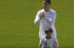 Cristiano Ronaldo je na igrišče prišel v družbi sirijskega begunca