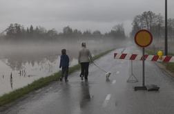 Na Ljubljanskem barju gladina vode počasi upada, v Loški dolini še narašča (video)