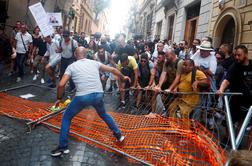 Gostinci na ulicah Rima protestirajo proti covidnim potrdilom #video #foto