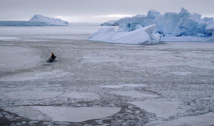 Arktični led odbija toploto, ki jo oddaja sonce. Manj ledu pomeni več toplote in višje temperature na Arktiki, te pa posledično motijo ustaljene vremenske vzorce povsod po svetu. | Foto: Reuters