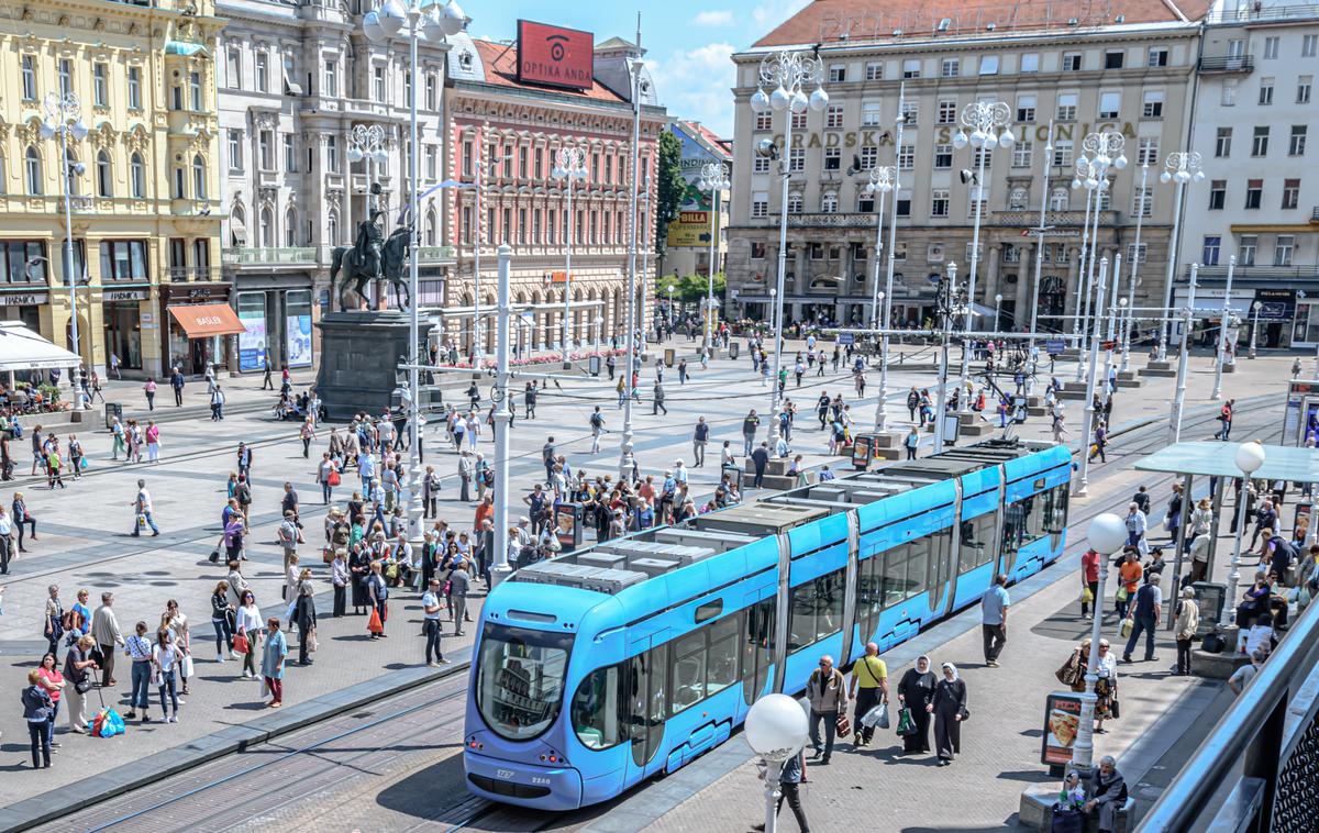 Zagreb tramvaj | Največ tujcev iz tretjih držav dela v Istri in Zagrebu, kjer je mogoče opaziti veliko dostavljavcev hrane in voznikov taksijev iz Azije, prav tako jih vedno več dela tudi v gostinskih lokalih. | Foto Shutterstock