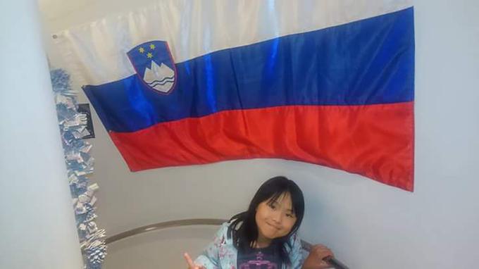 Konova hči s slovensko zastavo | Foto: osebni arhiv/Lana Kokl