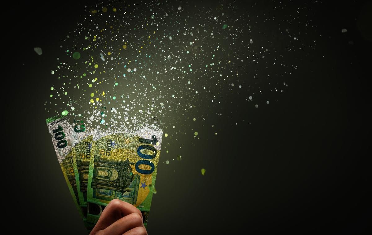 Evri, evro, bankovec, 100 evrov | Šestintridesetletnika in oba sostorilca bo policija kazensko ovadila. | Foto Shutterstock