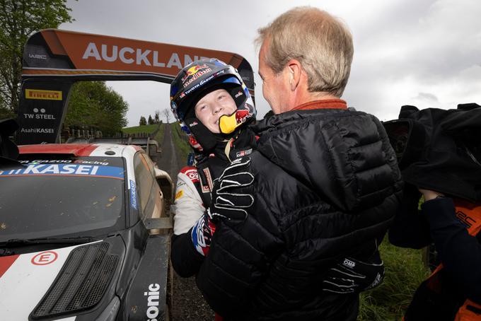 Objem z očetom Harrijem v cilju relija po Novi Zelandiji, kjer je Rovanpera Finski po 20 letih vrnil naslov najboljšega voznika relija na svetu.  | Foto: Toyota