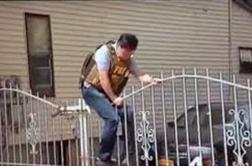 "Policist, ne plezaj čez vrata, če so odprta!" (VIDEO)