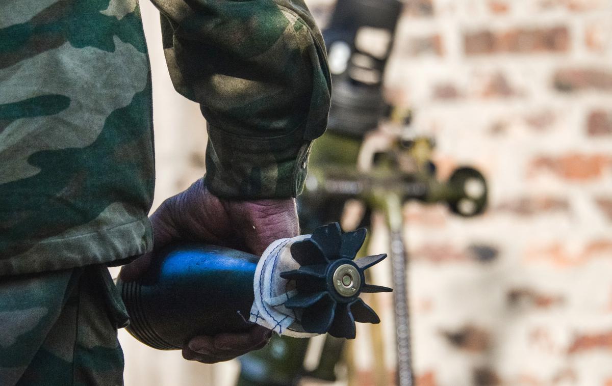Proruski upornik v Donbasu z minometno granato | Fotografija je simbolična. | Foto Guliverimage