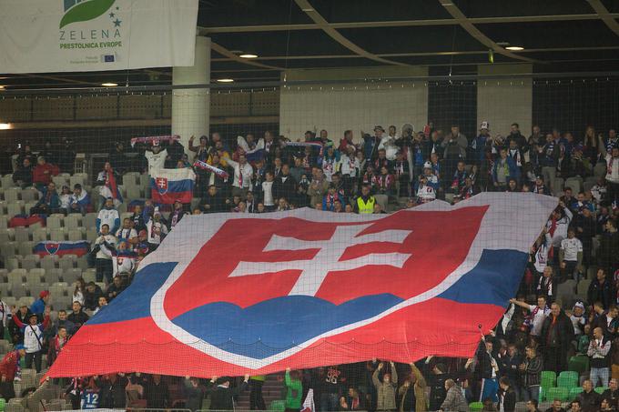 Morda so imeli slovaški navijači, na srečanju v Ljubljani se jih je zbralo okrog tisoč, večjo zastavo ... | Foto: Žiga Zupan/Sportida