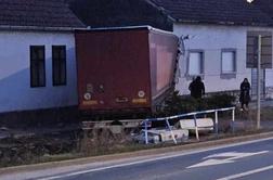 Tovornjak prebil zid hiše, med poškodovanima štirinajstletnica