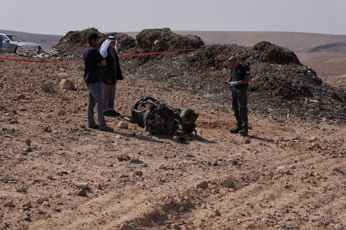 Ostanki izstrelka v bližini mesta Arad | Foto: Reuters