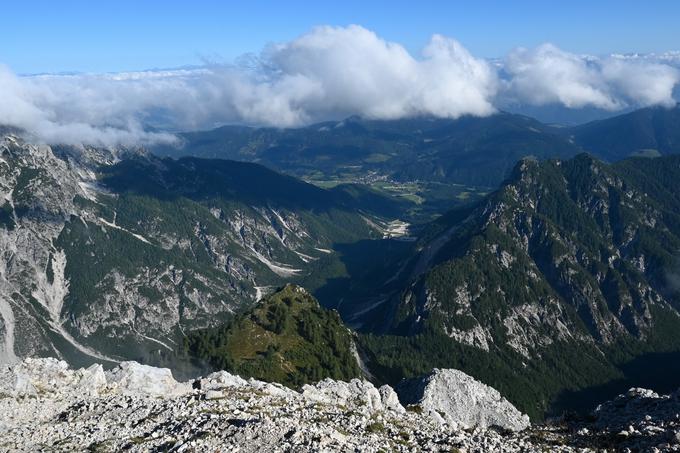 Pogled z vrha proti Tamarju. Kliknite na fotografijo, da se odpre v polni ločljivosti. | Foto: Matej Podgoršek