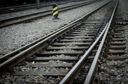 Železniška nesreča: pešec prečkal progo, pri tem pa spregledal vlak
