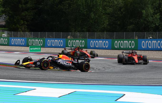 Čeprav so hitri kot še nikoli, pa se dirkalniki formule 1 danes zdijo zelo okorni. | Foto: Reuters