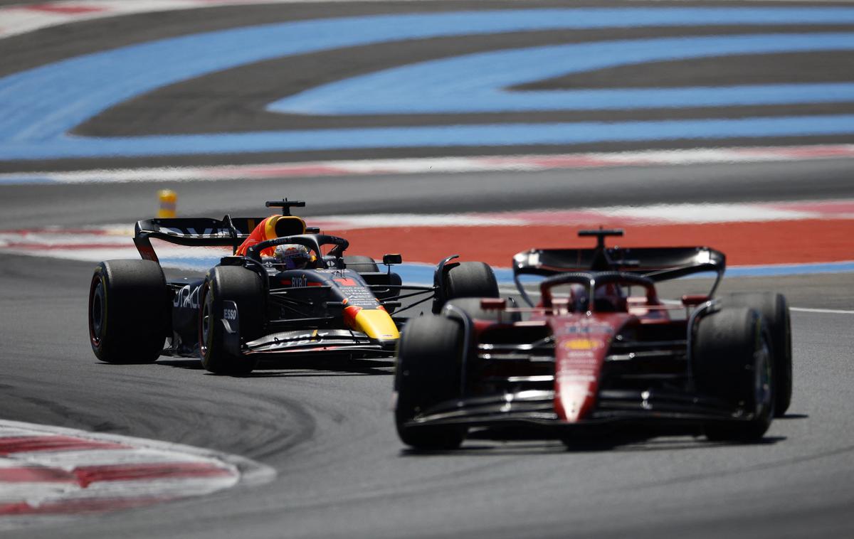 VN Francije: Leclerc in Verstappen | Do odstopa je v nedeljo Leclerc vodil z minimalno prednostjo pred Verstappnom. | Foto Reuters