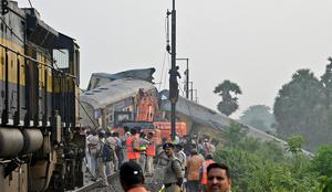 V hudi železniški nesreči umrlo najmanj 13 ljudi, več deset je bilo ranjenih #video