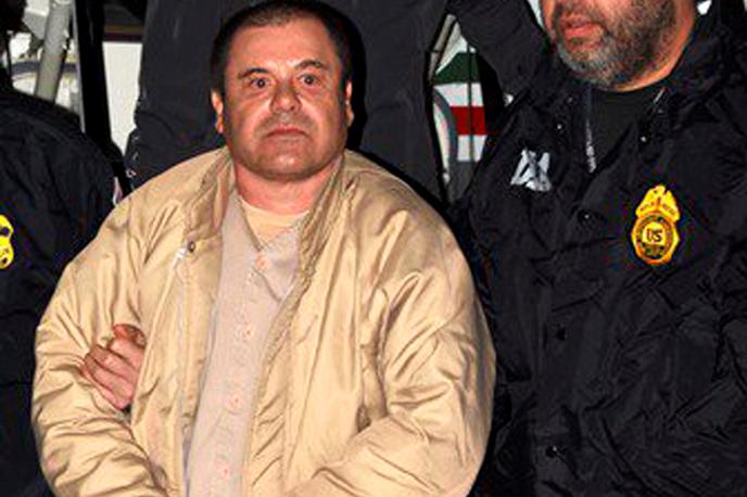Joaquin Guzman El Chapo | Mehika je sicer Guzmana ZDA izročila v zameno za obljubo, da tožilstvo zanj ne bo zahtevalo smrtne kazni. V ZDA je bil od januarja 2017 zaprt v samici, v celici brez oken, kjer je ves čas gorela luč.  Po takšnem pridržanju bo nov zapor zanj "kot sprehod v parku", je novinarjem v sredo dejal Guzmanov odvetnik Jeffrey Lichtman. Guzman sam je svoje pridržanje v New Yorku označil za "čustveno, psihološko in duševno mučenje". | Foto Reuters