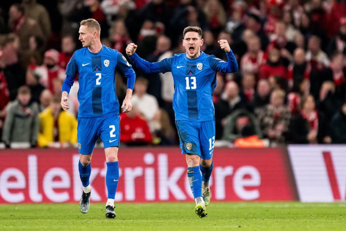 Danska je kmalu po izenačenju Slovenija znova zagospodarila na igrišču. Prekmurec ji je čestital tako za zmago kot tudi uvrstitev na Euro. | Foto: Reuters