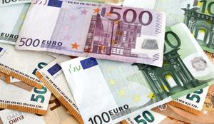 V proračunu lani za 2,3 milijarde evrov primanjkljaja
