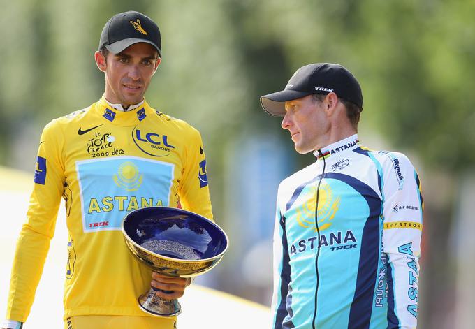 Contador je na Elizejskih poljanah v Parizu slavil svojo drugo zmago na Touru (najboljši je bil že leta 2007), Armstrong pa je pomahal v slovo Astani. | Foto: Guliverimage/Getty Images