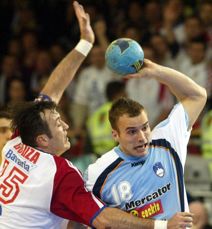 Na EP 2004 je v polfinalu izgubil proti Sloveniji. | Foto: Reuters