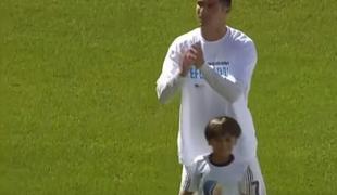 Cristiano Ronaldo je na igrišče prišel v družbi sirijskega begunca