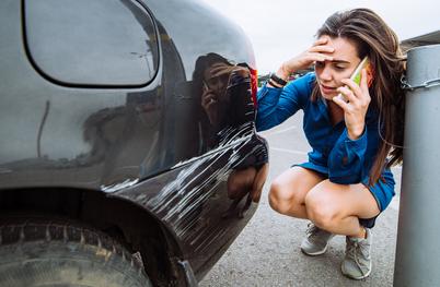 Zavarovalnica škodo na avtomobilu ocenila kot samopoškodbo. Kaj storiti? #pravni nasvet