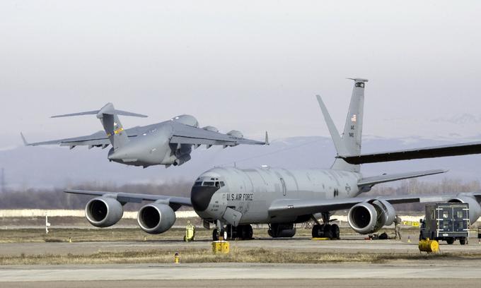 KC-135 stratotanker lahko na vzletni stezi tehta 146 ton, kar pomeni, da v nebo dvigne 37 ton goriva za zračno oskrbo letal. Čez krila meri malce manj kot 40 metrov, upravlja ga tričlanska posadka. | Foto: Reuters