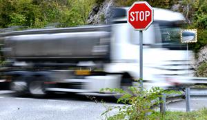 Slovenski tovornjakar na avstrijski avtocesti peljal v napačno smer