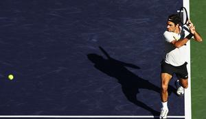 Roger Federer se je sprehodil, Serena se je morala posloviti zaradi sestre