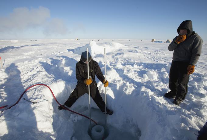 Fiziki v led spuščajo instrumente, ki jih uporabljajo za svoje raziskave. | Foto: Reuters