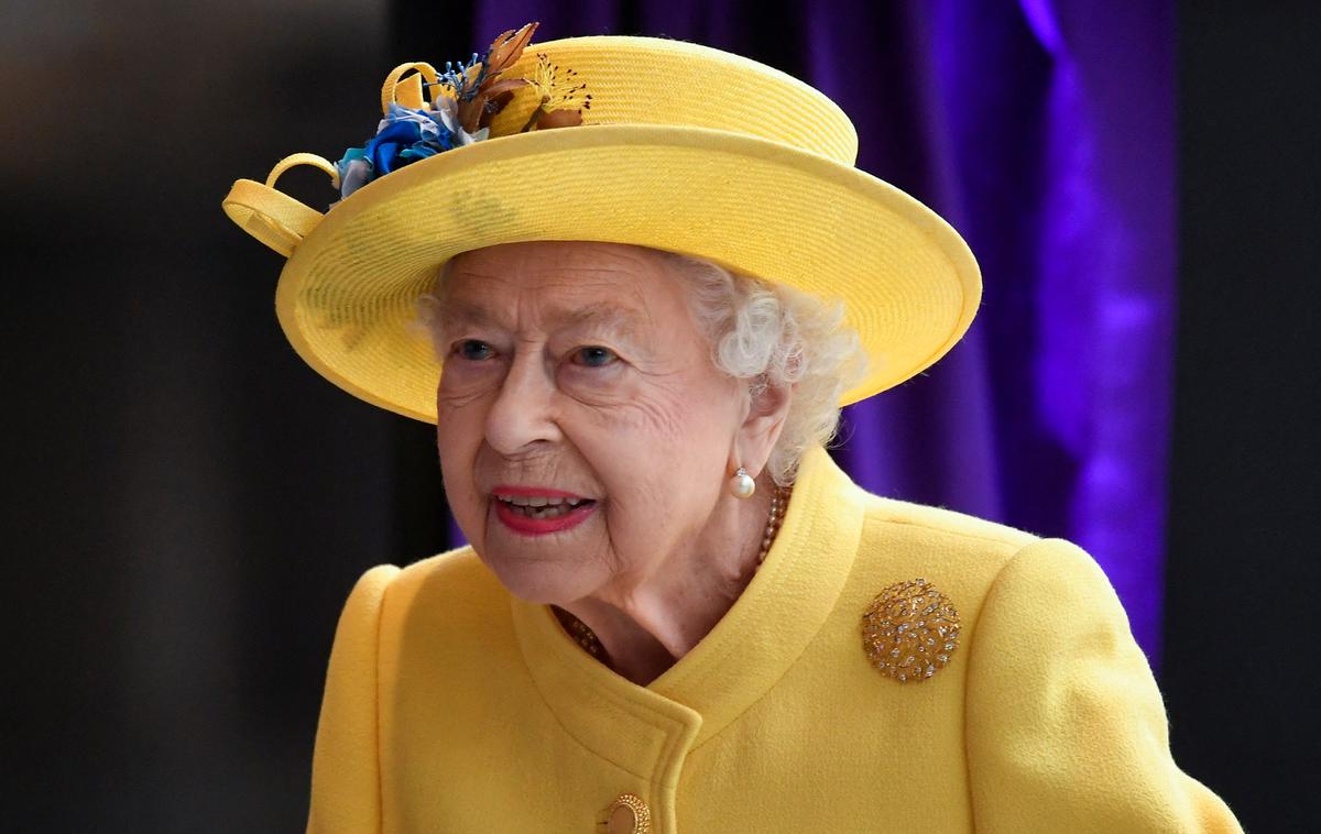 Kraljica Elizabeta in princ Harry |  Knjigo z naslovom Elizabeta: Intimni portret je napisal nekdanji član parlamenta Združenega kraljestva in bližnji znanec kraljeve družine Gyles Brandreth. | Foto Reuters
