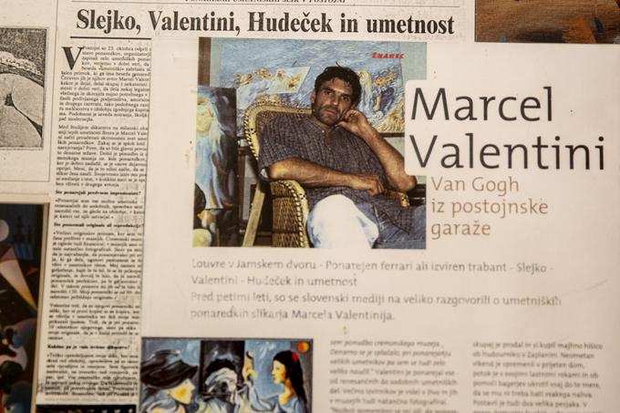 Ob Valentinijevih ponaredkih je na razstavi mogoče videti tudi njegova izvirna dela ter izrezke in izseke njegovih pojavljanj v slovenskih medijih. | Foto: Ana Kovač