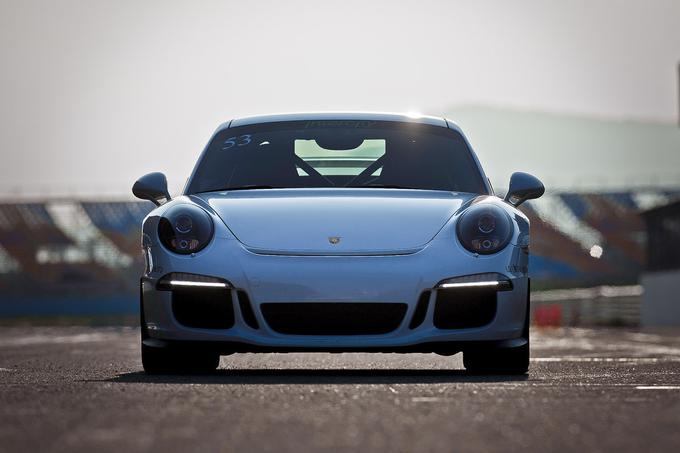Bistvo je, da si v tem avtomobilu lahko res presneto hiter, a še vedno je vse skupaj povsem obvladljivo, varno in neverjetno teatralno.  | Foto: Porsche
