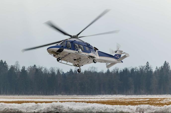 novi policijski helikopter | Na kraju je bila helikopterska posadka z Brnika s policistom gorske enote in reševalci iz društva GRS Mojstrana. | Foto STA