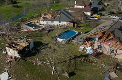 Tornado hiše pometal s temeljev in terjal smrtno žrtev #video #foto