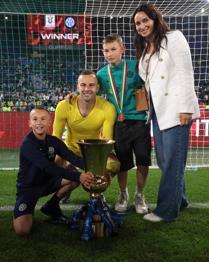 Tako je Samir Handanović poziral z družino po letošnjem osvojenem italijanskem pokalu na Olimpicu v Rimu. | Foto: AP / Guliverimage