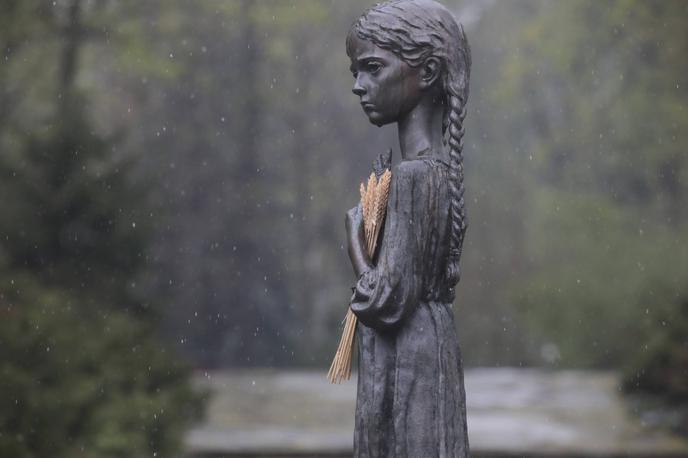 Kip deklice v spomin na holodomor | Ukrajina je del Evrope, ki ima morda najbolj krvavo in nasilno polpreteklo zgodovino. Med prvo svetovno vojno so potekali hudi boji v Galiciji, po vojni je sledila krvava ruska državljanska vojna, v 30. letih je v Stalinovi Sovjetski zvezi na milijone Ukrajincev umrlo zaradi lakote, med drugo svetovno vojno pa je v Ukrajini umrl vsak šesti prebivalec. | Foto Guliverimage