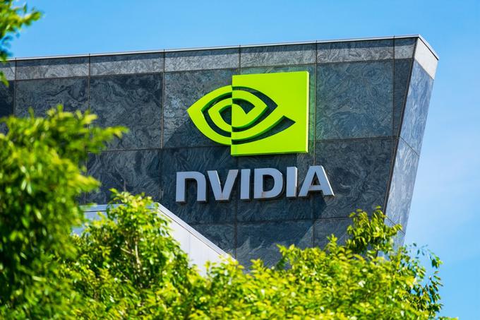 Ameriški polprevodniški gigant Nvidia na Kitajsko od prejšnjega tedna ne sme več prodajati nekaterih svojih najnaprednejših umetnointeligenčnih čipov. | Foto: Fortrade Cyprus Ltd.
