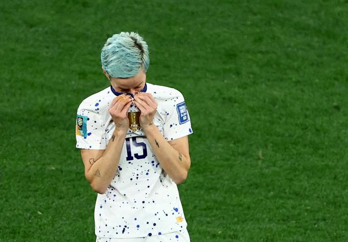 Megan Rapinoe, ki je zapravila strel z bele točke, ni skrivala razočaranja po izpadu Američank v osmini finala. | Foto: Reuters
