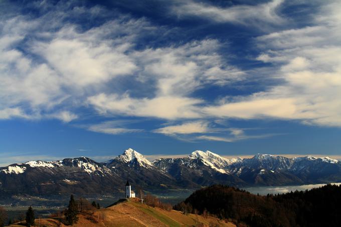 Cerkev sv. Primoža in sv. Felicijana nad krajem Besnica pri Kranju spada med največkrat fotografirane motive Slovenije. V njeni neposredni bližini je stena z imenom Bela peč, kjer vse leto bobni slap z imenom Šum na Nemiljščici, ki ga je Skoberne uvrstil med 60 skritih biserov Slovenije. Nemiljščica je 6,7 kilometra dolg potok, ki izvira na nadmorski višini 848 metrov pod Lajško goro. Slap je bil še v začetku 20. stoletja precej znana turistična lokacija, danes pa je videti, kot bi bil pozabljen. Visok je 18 metrov, nahaja pa se nekaj manj kot 500 metrov pred  iztokom Nemiljščice v reko Savo (Vir fotografije: www.slovenia.info). | Foto: Mirko Kunšič