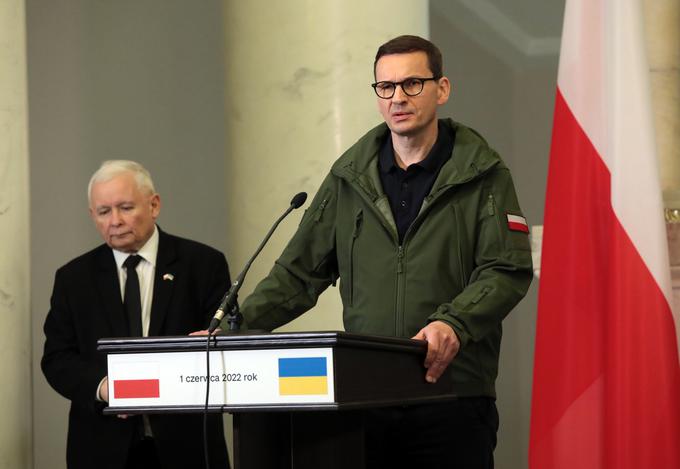 Mateusz Morawiecki upa, da bo ostal poljski premier tudi po volitvah. Prva politična violina v vladi je sicer njegov formalni namestnik Jaroslaw Kaczynski. | Foto: Guliverimage